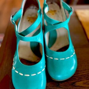 Gorgeous Turquoise Fluevog Operetta Crossstrap Maryjane Pumps-RARE!